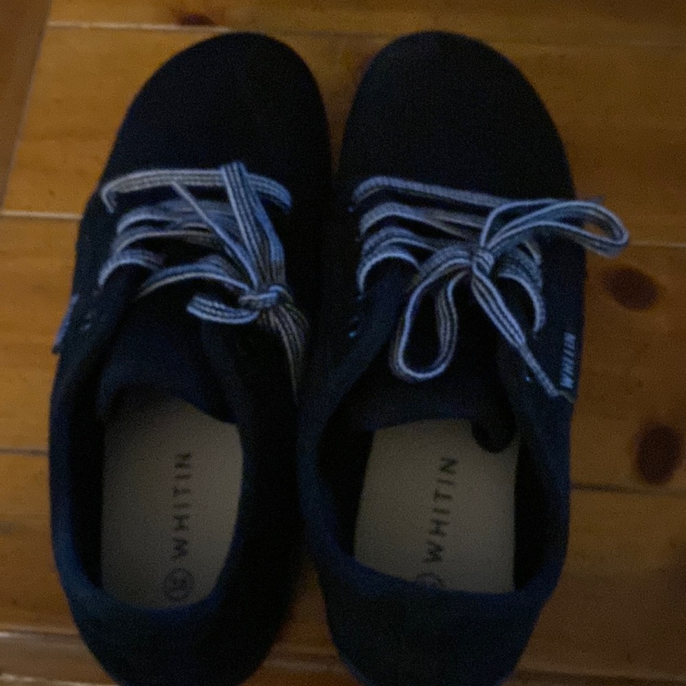 Women’s tennis shoes size 38(7 1/2)